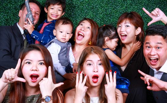 3 GREAT FEATURES THAT COME WITH INSTANT PHOTO BOOTHS