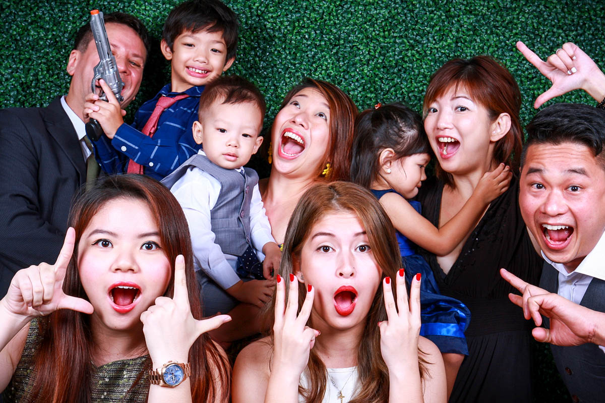 3 GREAT FEATURES THAT COME WITH INSTANT PHOTO BOOTHS