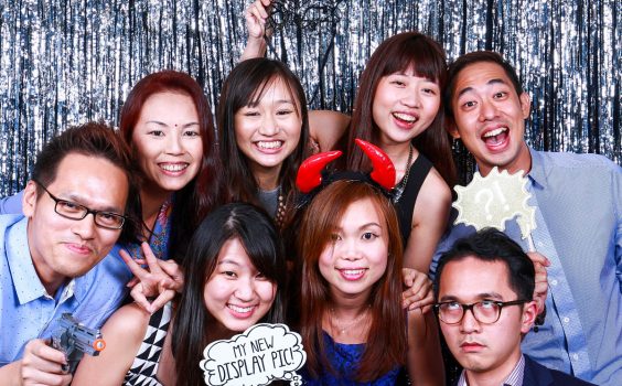 5 WAYS A PHOTO BOOTH CAN BRING IN THE CROWD