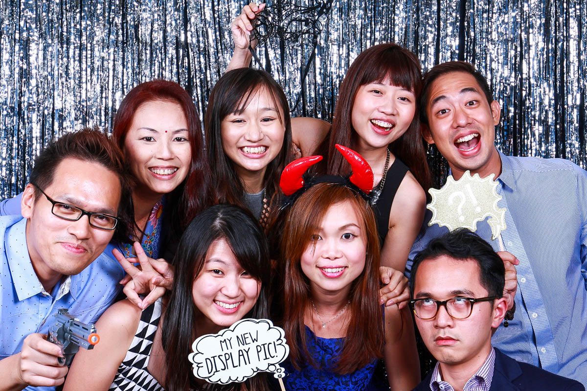 5 WAYS A PHOTO BOOTH CAN BRING IN THE CROWD