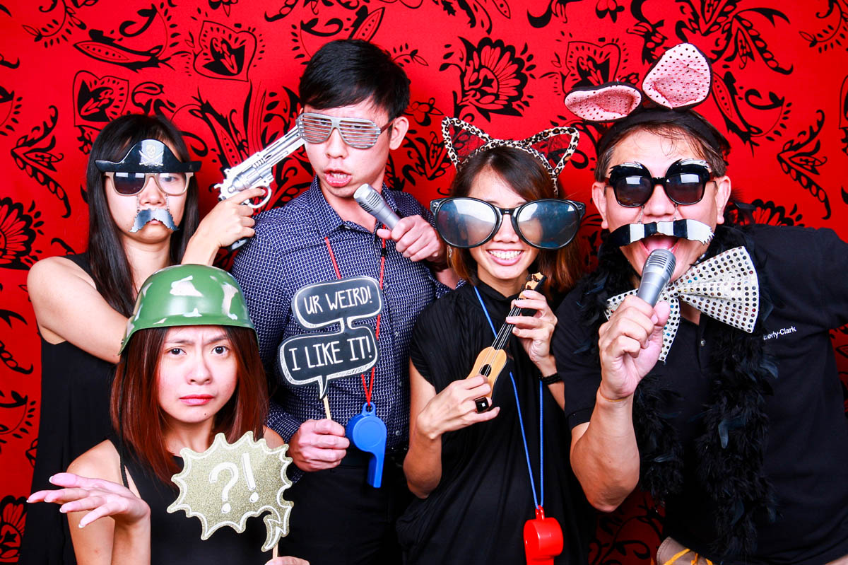 FUN THINGS YOU CAN DO AT AN INSTANT PHOTO BOOTH