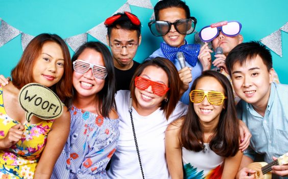 INSTA-WORTHY STYLE TIPS FOR YOUR NEXT PHOTO BOOTH EXPERIENCE