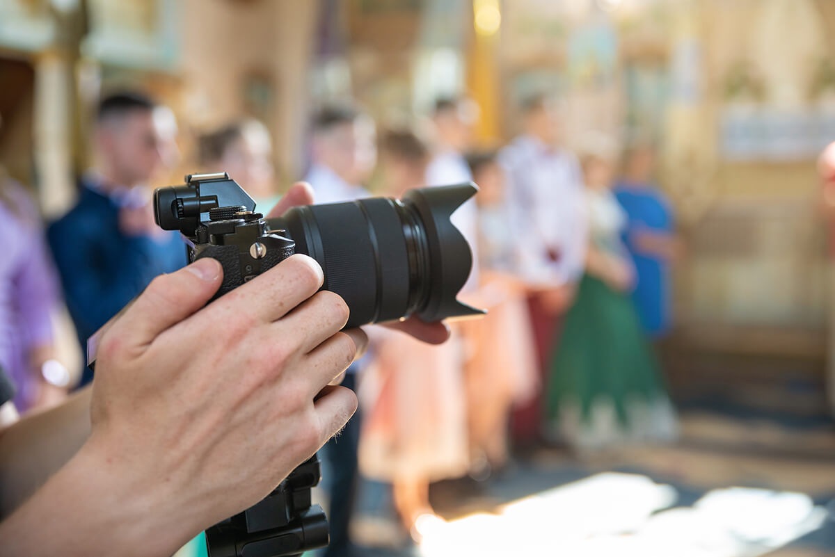 TOP 3 REASONS TO HAVE A ROVING PHOTOGRAPHER AT YOUR EVENT
