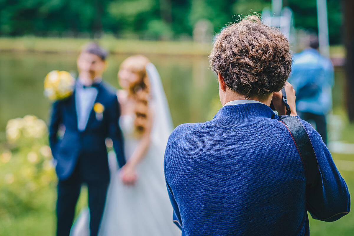 HOW ROVING PHOTOGRAPHY SERVICES CAN COMPLEMENT YOUR WEDDING