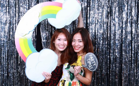 ENGAGING YOUR GUESTS WITH AN INSTANT PHOTO BOOTH!