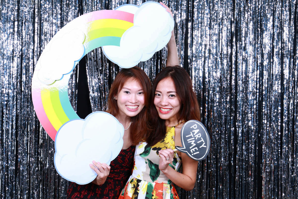 ENGAGING YOUR GUESTS WITH AN INSTANT PHOTO BOOTH!