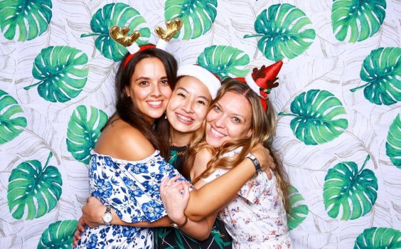 3 REASONS WHY YOUR WEDDING NEEDS TO HAVE A PHOTO BOOTH