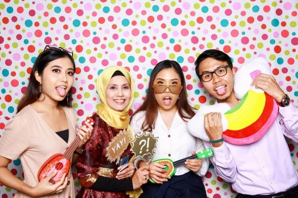 affordable-photo-booth-sg-polka-dots