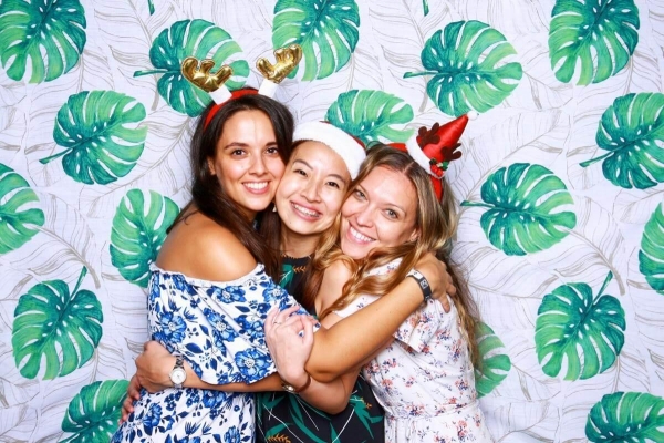 budget-photo-booth-floral-theme