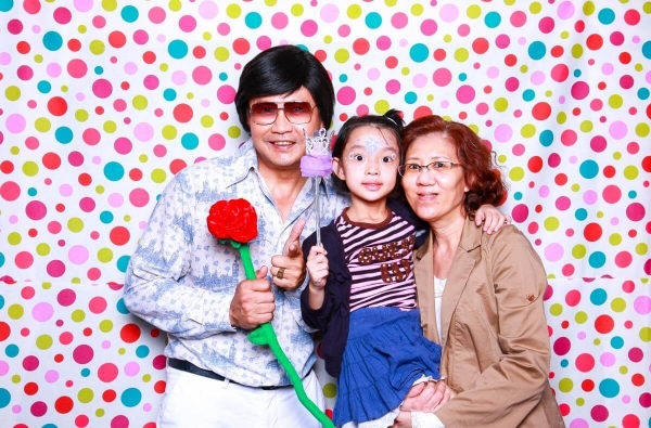 cheap-photo-booth-dots-backdrop